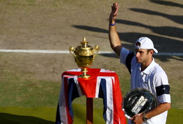 WIMBLEDON, ENGLAND - JULY 05:  Andy Roddick of USA waves to the crowd after defeat during the men's singles final match against Roger Federer of Switzerland on Day Thirteen of the Wimbledon Lawn Tennis Championships at the All England Lawn Tennis and Croquet Club on July 5, 2009 in London, England. Federer won 5-7, 7-6, 7-6, 3-6, 16-14.  (Photo by Julian Finney/Getty Images)
