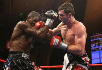 MASHANTUCKET, CT - APRIL 25:  Carl Froch lands a right on Jermain Taylor during their WBC Super Middleweight Championship bout at the MGM Grand at Foxwoods on April 25, 2009 in Mashantucket, Connecticut.  (Photo by Nick Laham/Getty Images)