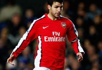 LONDON - NOVEMBER 30:  Cesc Fabregas of Arsenal runs with the ball during the Barclays Premier League match between Chelsea and Arsenal at Stamford Bridge on November 30, 2008 in London, England.  (Photo by Clive Mason/Getty Images)