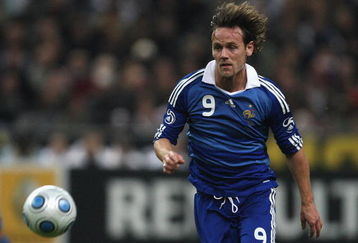 PARIS - NOVEMBER 19:  Steve Savidan of France in action during the International Friendly between France and Uruguay at the Stade de France on November 19, 2008 in Paris, France.  (Photo by Hamish Blair/Getty Images)