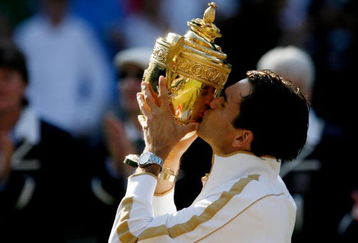 WIMBLEDON, ENGLAND - JULY 05:  Roger Federer of Switzerland kisses the trophy after victory during the men's singles final match against Andy Roddick of USA on Day Thirteen of the Wimbledon Lawn Tennis Championships at the All England Lawn Tennis and Croquet Club on July 5, 2009 in London, England. Federer won 5-7, 7-6, 7-6, 3-6, 16-14.  (Photo by Paul Gilham/Getty Images)