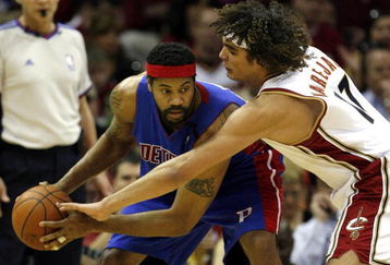 CLEVELAND - APRIL 18:  Anderson Varejao #17 of the Cleveland Cavaliers guards Rasheed Wallace (L) #30 of the Detroit Pistons during Game One of the Eastern Conference Quarterfinals during the 2009 NBA Playoffs at Quicken Loans Arena on April 18, 2009 in Cleveland, Ohio. NOTE TO USER: User expressly acknowledges and agrees that, by downloading and or using this photograph, User is consenting to the terms and conditions of the Getty Images License Agreement.  (Photo by Matt Sullivan/Getty Images)