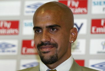 LONDON - AUGUST 7:  Juan Sebastian Veron faces the media after signing for Chelsea during a press conference on August 7, 2003 at Stamford Bridge, London. (Photo by Clive Rose/Getty Images).