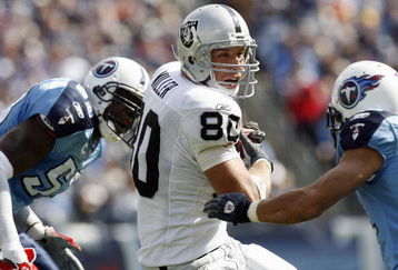NASHVILLE, TN - OCTOBER 28: Zach Miller #80 of the Oakland Raiders carries the ball during the game against the Tennessee Titans at LP Field on October 28, 2007 in Nashville, Tennessee. Tennessee defeated Oakland 13-9. (Photo by Kevin C. Cox/Getty Images) 