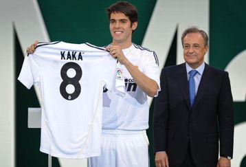 MADRID, SPAIN - JUNE 30:  New signing Kaka (L) presents his new Real Madrid shirt beside club President Florentino Perez during his official presentation as a Real Madrid player at the Santiago Bernabeu Stadium on June 30, 2009 in Madrid, Spain.  (Photo by Denis Doyle/Getty Images)