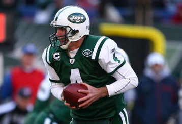EAST RUTHERFORD, NJ - DECEMBER 14:  Brett Favre #4 of The New York Jets looks to hand off the ball against The Buffalo Bills during their game on December 14, 2008 at Giants Stadium in East Rutherford, New Jersey.  (Photo by Al Bello/Getty Images)