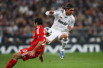 MADRID, SPAIN - FEBRUARY 25:  Carlos Mascherano of Liverpool tackles Sergio Ramos of Real Madrid during the Champions League Round of 16, First Leg match between Real Madrid and Liverpool at the Estadio Santiago Bernabeu on February 25, 2009 in Madrid, Spain.  (Photo by Clive Brunskill/Getty Images)