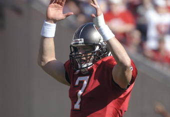 TAMPA, FL - DECEMBER 21: Quarterback Jeff Garcia #7 of the Tampa Bay Buccaneers signals a touchdown against the San Diego Chargers at Raymond James Stadium on December 21, 2008 in Tampa, Florida.  (Photo by Al Messerschmidt/Getty Images)