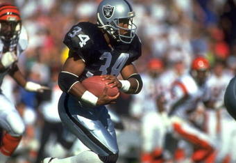 13 JAN 1991:  LOS ANGELES RAIDERS RUNNING BACK BO JACKSON CARRIES THE FOOTBALL DURING THE RAIDERS 20-10 WIN OVER THE CINCINNATI BENGALS AT THE MEMORIAL COLISEUM IN LOS ANGELES, CALIFORNIA.  MANDATORY CREDIT:  MIKE POWELL/ALLSPORT