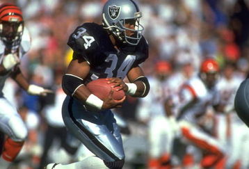 13 JAN 1991:  LOS ANGELES RAIDERS RUNNING BACK BO JACKSON CARRIES THE FOOTBALL DURING THE RAIDERS 20-10 WIN OVER THE CINCINNATI BENGALS AT THE MEMORIAL COLISEUM IN LOS ANGELES, CALIFORNIA.  MANDATORY CREDIT:  MIKE POWELL/ALLSPORT