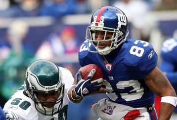 EAST RUTHERFORD, NJ - DECEMBER 07: Sinorice Moss #83 of the New York Giants returns a kickoff against the Philadelphia Eagles at Giants Stadium on December 7, 2008 in East Rutherford, New Jersey.  (Photo by Nick Laham/Getty Images)