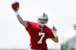 ALAMEDA, CA - MAY 08:  Jeff Garcia #7 of the Oakland Raiders throws the ball during the Raiders minicamp at the team's permanent training facility on May 8, 2009 in Alameda, California.  (Photo by Ezra Shaw/Getty Images)