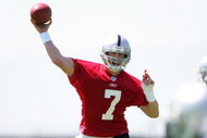 ALAMEDA, CA - MAY 08:  Jeff Garcia #7 of the Oakland Raiders throws the ball during the Raiders minicamp at the team's permanent training facility on May 8, 2009 in Alameda, California.  (Photo by Ezra Shaw/Getty Images)