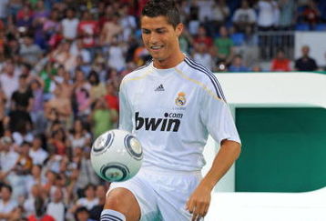 MADRID, SPAIN - JULY 06:  New Real Madrid player Cristiano Ronaldo is presented to a full house at the Santiago Bernabeu stadium on July 6, 2009 in Madrid, Spain.  (Photo by Denis Doyle/Getty Images)