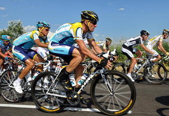 LA GRANDE MOTTE, FRANCE - JULY 06:  Lance Armstrong (R) of USA and team Astana on his way flanked by his teammate Alberto Contador (L) of Spain during stage three of the 2009 Tour de France from Marseille to La Grande Motte on July 6, 2009 in La Grande-Motte, France. The stage was won by Mark Cavendish of Great Britain and Team Columbia.  (Photo by Jasper Juinen/Getty Images)