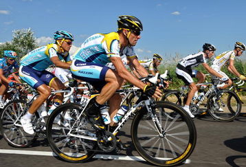 LA GRANDE MOTTE, FRANCE - JULY 06:  Lance Armstrong (R) of USA and team Astana on his way flanked by his teammate Alberto Contador (L) of Spain during stage three of the 2009 Tour de France from Marseille to La Grande Motte on July 6, 2009 in La Grande-Motte, France. The stage was won by Mark Cavendish of Great Britain and Team Columbia.  (Photo by Jasper Juinen/Getty Images)