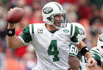SAN FRANCISCO - DECEMBER 07:  Quarterback Brett Favre #4 of the New York Jets passes the ball against the San Francisco 49ers during an NFL game on December 7, 2008 at Candlestick Park in San Francisco, California. (Photo by Jed Jacobsohn/Getty Images)