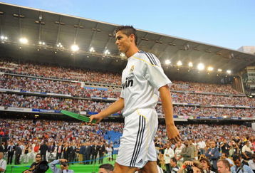MADRID, SPAIN - JULY 06:  New Real Madrid player Cristiano Ronaldo is presented to a full house at the Santiago Bernabeu stadium on July 6, 2009 in Madrid, Spain.  (Photo by Denis Doyle/Getty Images)