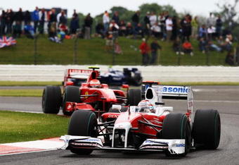 NORTHAMPTON, UNITED KINGDOM - JUNE 21:  Jarno Trulli of Italy and Toyota drives during the British Formula One Grand Prix at Silverstone on June 21, 2009 in Northampton, England.  (Photo by Paul Gilham/Getty Images)