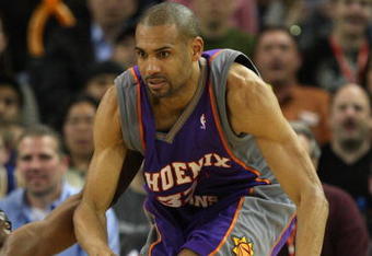 OAKLAND, CA - MARCH 15:  Grant Hill #33 of the Phoenix Suns dribbles the ball against the Golden State Warriors during an NBA game on March 15, 2009 at Oracle Arena in Oakland, California. NOTE TO USER: User expressly acknowledges and agrees that, by downloading and or using this photograph, User is consenting to the terms and conditions of the Getty Images License Agreement.  (Photo by Jed Jacobsohn/Getty Images)