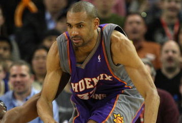 OAKLAND, CA - MARCH 15:  Grant Hill #33 of the Phoenix Suns dribbles the ball against the Golden State Warriors during an NBA game on March 15, 2009 at Oracle Arena in Oakland, California. NOTE TO USER: User expressly acknowledges and agrees that, by downloading and or using this photograph, User is consenting to the terms and conditions of the Getty Images License Agreement.  (Photo by Jed Jacobsohn/Getty Images)