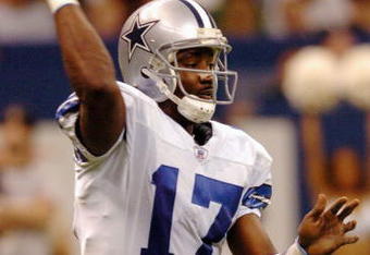 NEW ORLEANS, LA - DECEMBER 28:  Quincy Carter #17 of the Dallas Cowboys throws a pass against the New Orleans Saints on Sunday December 28, 2003, at the Superdome in New Orleans, Louisiana. The Saints defeated the Cowboys 13-7.  (Photo by Chris Graythen/Getty Images)