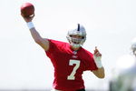 ALAMEDA, CA - MAY 08:  Jeff Garcia #7 of the Oakland Raiders throws the ball during the Raiders minicamp at the team's permanent training facility on May 8, 2009 in Alameda, California.  (Photo by Ezra Shaw/Getty Images)