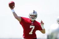 ALAMEDA, CA - MAY 08: Jeff Garcia #7 of the Oakland Raiders throws the ball during the Raiders minicamp at the team's permanent training facility on May 8, 2009 in Alameda, California. (Photo by Ezra Shaw/Getty Images)