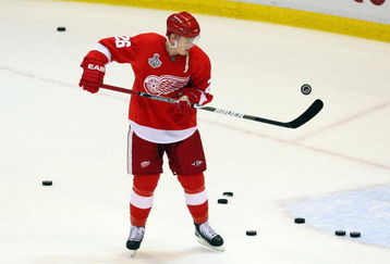 DETROIT - JUNE 06:  Jiri Hudler #26 of the Detroit Red Wings warms up before playing the Pittsburgh Penguins during Game Five of the 2009 NHL Stanley Cup Finals on June 9, 2009 at Joe Louis Arena in Detroit, Michigan.  (Photo by Jim McIsaac/Getty Images)