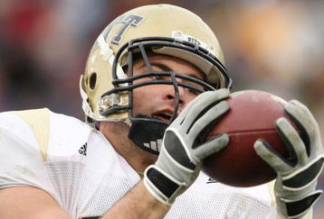 EAST HARTFORD, CT - DECEMBER 06:  Nate Byham #80 of the Pittsburgh Panthers makes the catch and runs it in for a touchdown in the second half against the Connecticut Huskies on December 6, 2008 at Rentschler Field in East Hartford, Connecticut. The Panthers defeated the Huskies 34-10.  (Photo by Elsa/Getty Images)