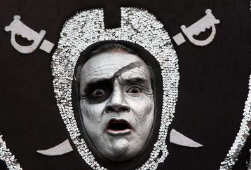 OAKLAND, CA - DECEMBER 21: A fan of the Oakland Raiders cheers during the Houston Texans and the Oakland Raiders NFL game on December 21, 2008 at the Oakland-Alameda County Coliseum in Oakland, California.  (Photo by Jed Jacobsohn/Getty Images)