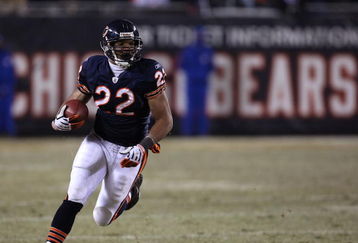 CHICAGO - DECEMBER 22: Matt Forte #22 of the Chicago Bears runs for yardage against the Green Bay Packers on December 22, 2008 at Soldier Field in Chicago, Illinois. The Bears defeated the Packers 20-17 in overtime. (Photo by Jonathan Daniel/Getty Images)