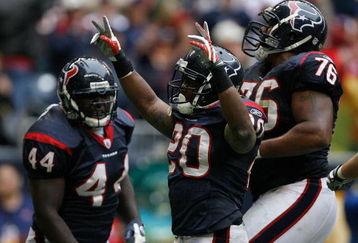HOUSTON - DECEMBER 28:  Steve Slaton #20 of the the Houston Texans celebrates his touchdown for a 31-17 lead with teammates Duane Brown #76 and Vonta Leach #44 against the Chicago Bears during the second half at the Reliant Stadium December 28, 2008 in Houston, Texas.  The Texans won 31-24.  (Photo by Harry How/Getty Images)