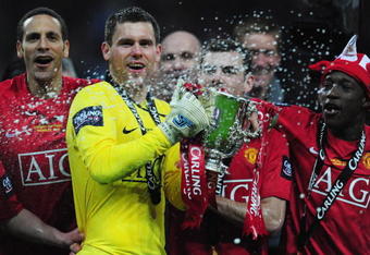 LONDON - MARCH 01:  Goalkeeper Ben Foster of Manchester United (C) celebrates with the trophy after victory during the Carling Cup Final match between Manchester United and Tottenham Hotspur at Wembley Stadium on March 1, 2009 in London, England.  (Photo by Mike Hewitt/Getty Images)