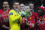 LONDON - MARCH 01:  Goalkeeper Ben Foster of Manchester United (C) celebrates with the trophy after victory during the Carling Cup Final match between Manchester United and Tottenham Hotspur at Wembley Stadium on March 1, 2009 in London, England.  (Photo by Mike Hewitt/Getty Images)