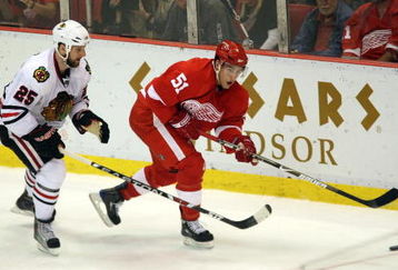 DETROIT - MAY 27:  Valtteri Filppula #51 of the Detroit Red Wings passes the puck against Cam Barker #25 of the Chicago Blackhawks during Game Five of the Western Conference Championship Round of the 2009 Stanley Cup Playoffs on May 27, 2009 at Joe Louis Arena in Detroit, Michigan. The Red Wings won 2-1 in overtime. (Photo by Claus Andersen/Getty Images)