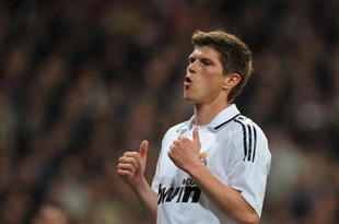 MADRID, SPAIN - MARCH 07:  Klaas Jan Huntelaar of Real Madrid reacts during the La Liga match between Real Madrid and Atletico Madrid at the Santiago Bernabeu stadium on March 7, 2009 in Madrid, Spain  (Photo by Denis Doyle/Getty Images)