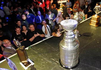 LAS VEGAS - JUNE 18:  Guests look at the Stanley Cup during the 2009 NHL Awards after party at the Rain Nightclub inside the Palms Casino Resort on June 18, 2009 in Las Vegas, Nevada.  (Photo by Ethan Miller/Getty Images)
