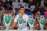 MADRID, SPAIN - JULY 06:  New Real Madrid player Cristiano Ronaldo is presented to a full house at the Santiago Bernabeu stadium on July 6, 2009 in Madrid, Spain.  (Photo by Denis Doyle/Getty Images)