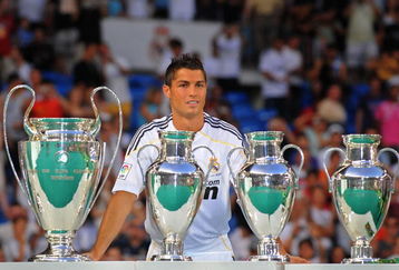 MADRID, SPAIN - JULY 06:  New Real Madrid player Cristiano Ronaldo is presented to a full house at the Santiago Bernabeu stadium on July 6, 2009 in Madrid, Spain.  (Photo by Denis Doyle/Getty Images)