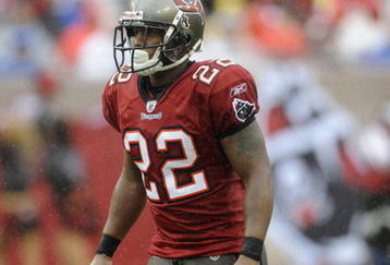 TAMPA, FL - NOVEMBER 30: Running back Clifton Smith #22 of the Tampa Bay Buccaneers sets for a kick return against the New Orleans Saints at Raymond James Stadium on November 30, 2008 in Tampa, Florida.  (Photo by Al Messerschmidt/Getty Images) 
