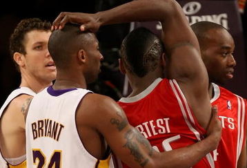LOS ANGELES, CA - MAY 17:  Kobe Bryant #24 of the Los Angeles Lakers and Ron Artest #96 of the Houston Rockets get twisted up in the second quarter of Game Seven of the Western Conference Semifinals during the 2009 NBA Playoffs at Staples Center on May 17, 2009 in Los Angeles, California. NOTE TO USER: User expressly acknowledges and agrees that, by downloading and or using this photograph, User is consenting to the terms and conditions of the Getty Images License Agreement.  (Photo by Stephen Dunn/Getty Images)