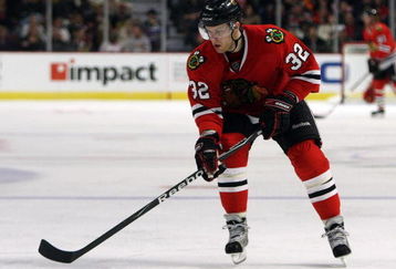 CHICAGO - FEBRUARY 14: Kris Versteeg #32 of the Chicago Blackhawks skates with the puck against the Dallas Stars on February 14, 2009 at the United Center in Chicago, Illinois. The Blackhawks defeated the Stars 6-2. (Photo by Jonathan Daniel/Getty Images)