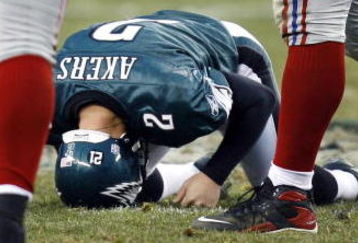 PHILADELPHIA - DECEMBER 9:  David Akers #2 of the Philadelphia Eagles reacts after his 57-yard field goal attempt hits the goalpost against New York Giants at the Lincoln Financial Field December 9, 2007 in Philadelphia, Pennsylvania.  (Photo by Jeff Zelevansky/Getty Images)