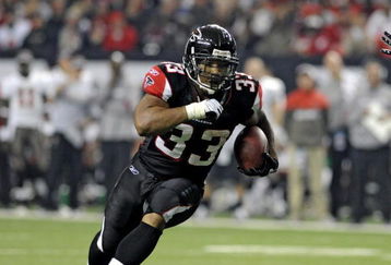 ATLANTA - DECEMBER 14: Running back Michael Turner #33 of the Atlanta Falcons rushes upfield against the Tampa Bay Buccaneers  at the Georgia Dome on December 14, 2008 in Atlanta, Georgia.  (Photo by Al Messerschmidt/Getty Images) 