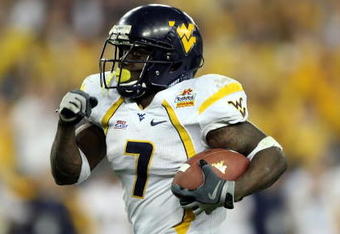 GLENDALE, AZ - JANUARY 02:  Running back Noel Devine #7 of the West Virginia Mountaineers runs for a 65-yard touchdown against the Oklahoma Sooners in the second half at the Tostito's Fiesta Bowl at University of Phoenix Stadium January 2, 2008 in Glendale, Arizona.  (Photo by Jed Jacobsohn/Getty Images)