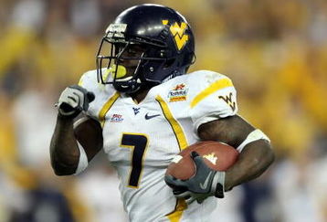 GLENDALE, AZ - JANUARY 02:  Running back Noel Devine #7 of the West Virginia Mountaineers runs for a 65-yard touchdown against the Oklahoma Sooners in the second half at the Tostito's Fiesta Bowl at University of Phoenix Stadium January 2, 2008 in Glendale, Arizona.  (Photo by Jed Jacobsohn/Getty Images)