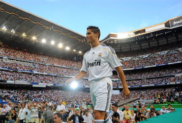 MADRID, SPAIN - JULY 06:  New Real Madrid player Cristiano Ronaldo is presented to a full house at the Santiago Bernabeu stadium on July 6, 2009 in Madrid, Spain.  (Photo by Denis Doyle/Getty Images)