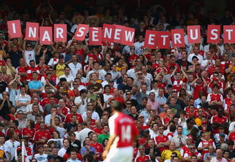 LONDON, ENGLAND - MAY 24:  Arsenal fans show support for their manager Arsene Wenger before the Barclays Premier League match between Arsenal and Stoke City at Emirates Stadium on May 24, 2009 in London, England.  (Photo by Ryan Pierse/Getty Images)