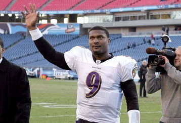 NASHVILLE, TN - NOVEMBER 12:  Steve McNair #9 of the Baltimore Ravens waves to the crowd after the Ravens defeated the Tennessee Titans on November 12, 2006 at LP Field in Nashville, Tennessee.  (Photo by Andy Lyons/Getty Images)